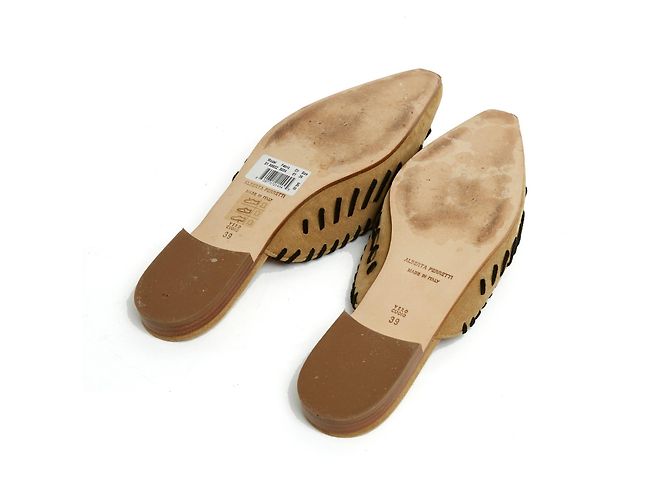 Alberta Ferretti Mules piatte EU39 in camoscio beige con perle US8. - vista 5