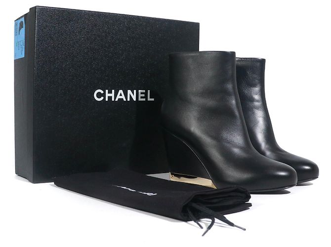 CHANEL - Schwarze Leder-Wedge-Stiefeletten (Größe 39) - Ansicht 9