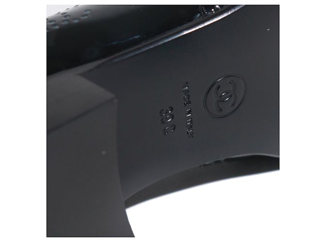 CHANEL - Schwarze Lackleder Slipper (Größe 39) - Ansicht 5