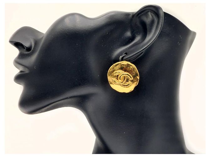 Coco Crush Orecchini con bottone medaglione CC vintage di Chanel. Gold hardware - vista 3