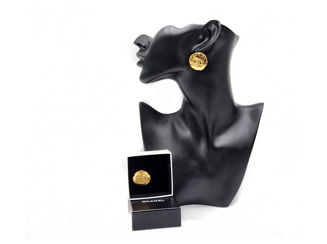 Coco Crush Orecchini con bottone medaglione CC vintage di Chanel. Gold hardware - vista 4