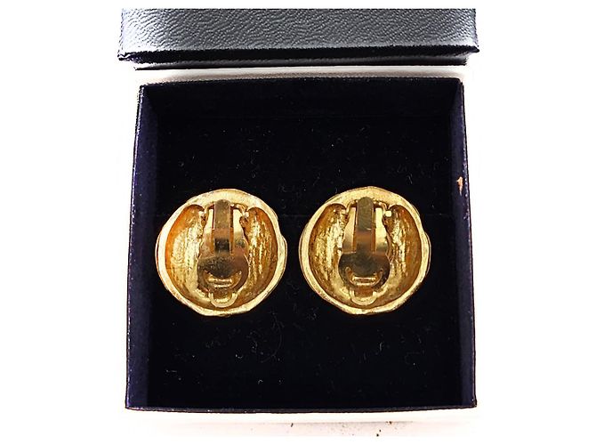 Coco Crush Orecchini con bottone medaglione CC vintage di Chanel. Gold hardware - vista 5
