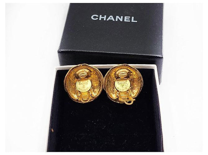 Coco Crush Orecchini con bottone medaglione CC vintage di Chanel. Gold hardware - vista 6