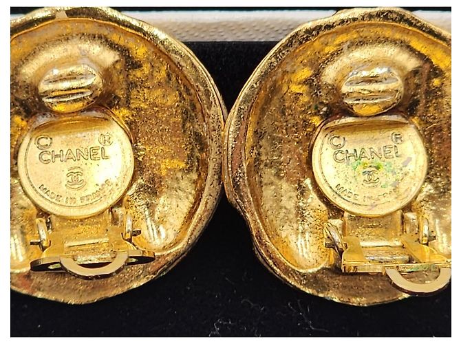 Coco Crush Orecchini con bottone medaglione CC vintage di Chanel. Gold hardware - vista 7