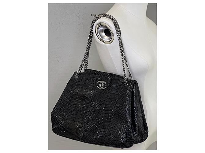 Chanel Sac fourre-tout Python Noir - vue 15