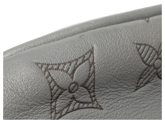 Bumbag Marsupio Louis Vuitton Monogram Shadow Discovery grigio - vista 10
