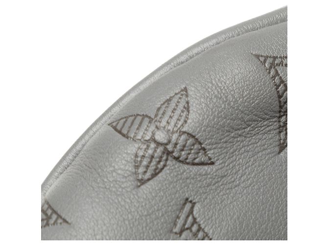 Bumbag Marsupio Louis Vuitton Monogram Shadow Discovery grigio - vista 11