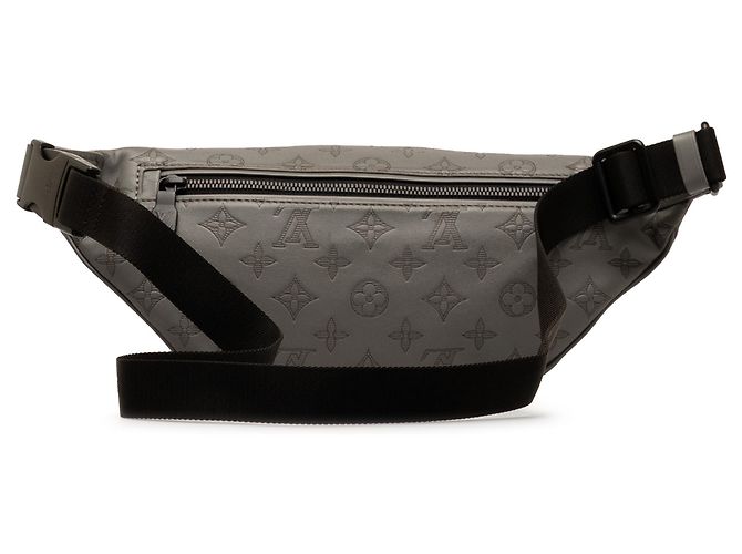 Bumbag Marsupio Louis Vuitton Monogram Shadow Discovery grigio - vista 3