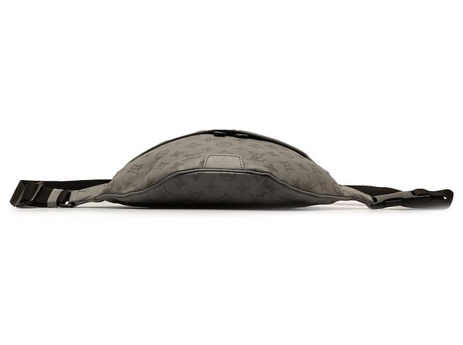 Bumbag Marsupio Louis Vuitton Monogram Shadow Discovery grigio - vista 4