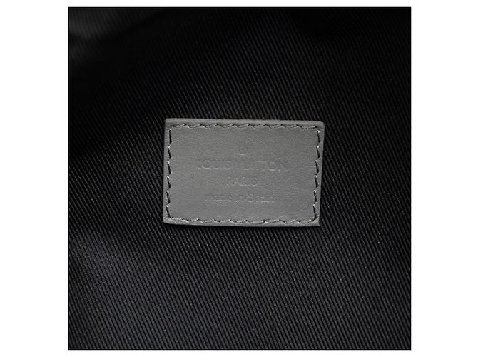 Bumbag Marsupio Louis Vuitton Monogram Shadow Discovery grigio - vista 6