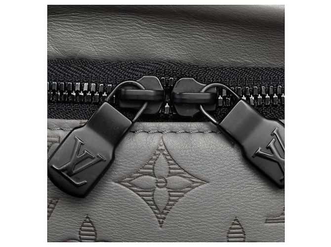 Bumbag Marsupio Louis Vuitton Monogram Shadow Discovery grigio - vista 7