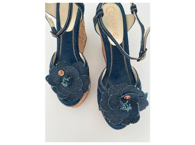 Sandali con plateau Chanel in denim blu con camelia - vista 2
