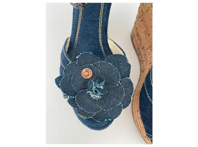 Sandali con plateau Chanel in denim blu con camelia - vista 3