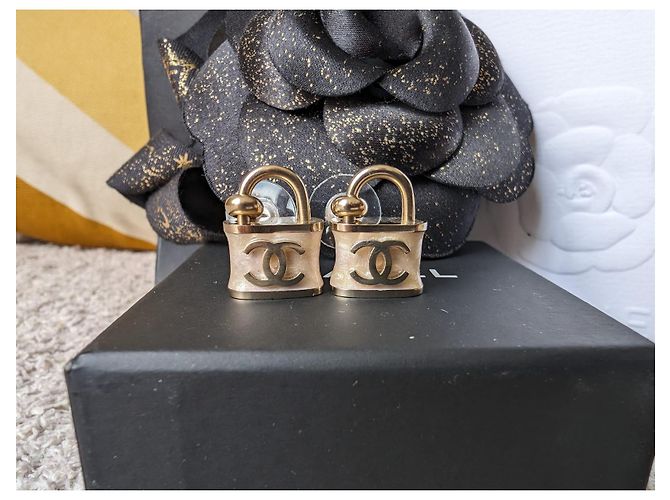 Chanel Orecchini smaltati rosa iridescente con lucchetto CC B18P Logo, scatola RARA. - vista 10