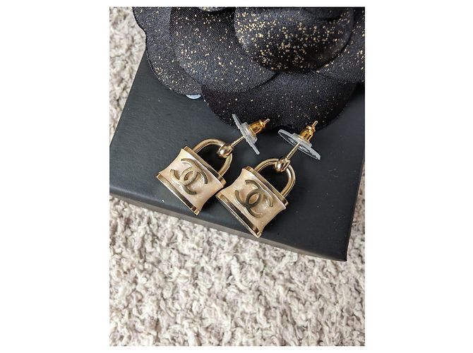 Chanel Orecchini smaltati rosa iridescente con lucchetto CC B18P Logo, scatola RARA. - vista 11