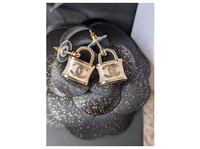 Chanel Orecchini smaltati rosa iridescente con lucchetto CC B18P Logo, scatola RARA. - vista 2