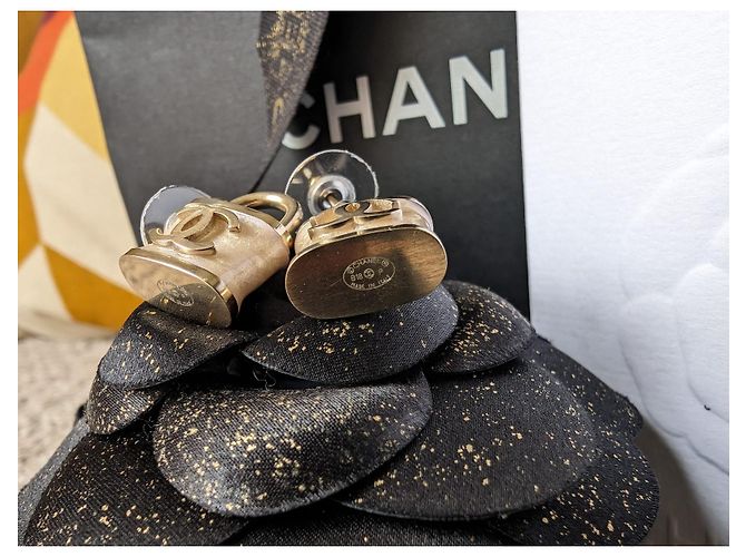 Chanel Orecchini smaltati rosa iridescente con lucchetto CC B18P Logo, scatola RARA. - vista 7