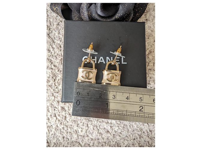 Chanel Set di orecchini e collana con lucchetto rosa iridescente CC B18P, con scatola. - vista 11