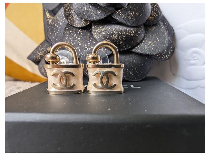 Chanel Set di orecchini e collana con lucchetto rosa iridescente CC B18P, con scatola. - vista 13