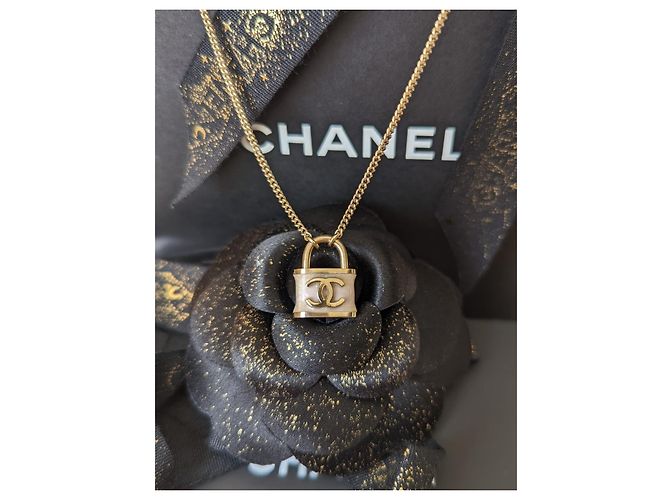 Chanel Set di orecchini e collana con lucchetto rosa iridescente CC B18P, con scatola. - vista 17