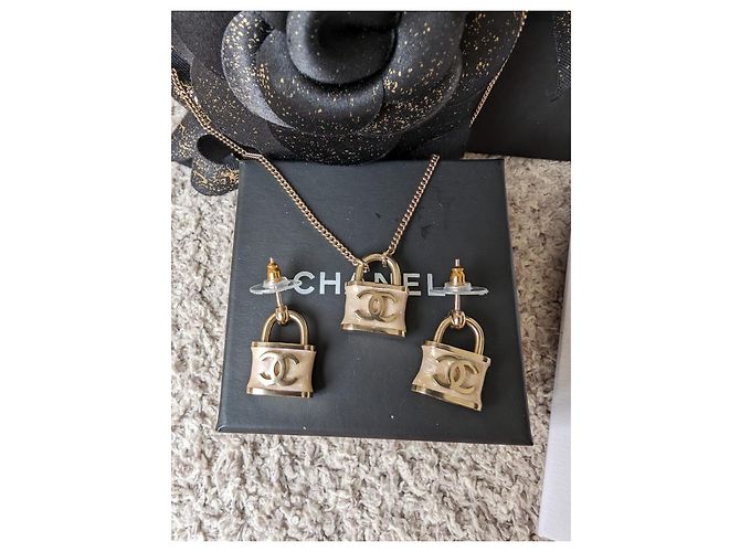 Chanel Set di orecchini e collana con lucchetto rosa iridescente CC B18P, con scatola. - vista 2