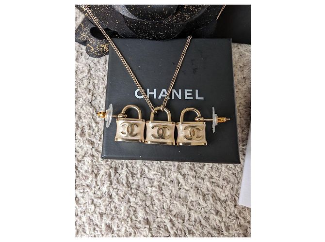 Chanel Set di orecchini e collana con lucchetto rosa iridescente CC B18P, con scatola. - vista 4