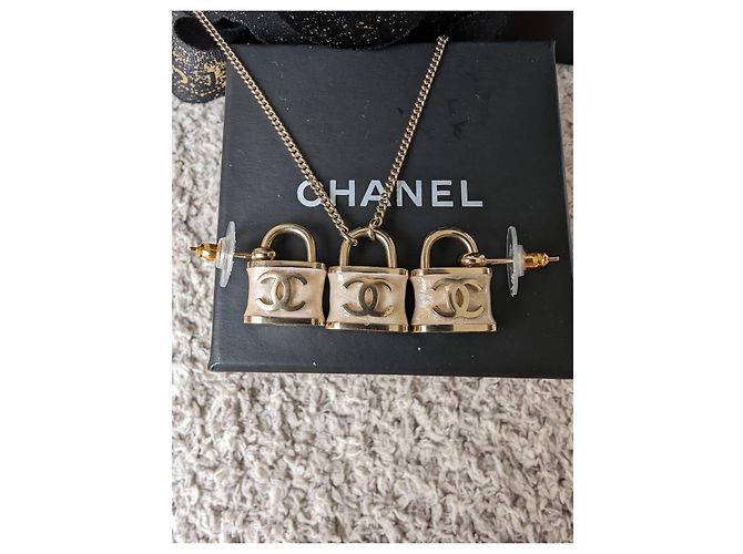 Chanel Set di orecchini e collana con lucchetto rosa iridescente CC B18P, con scatola. - vista 5