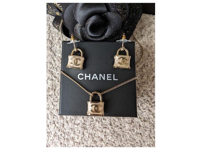 Chanel Set di orecchini e collana con lucchetto rosa iridescente CC B18P, con scatola. - vista 6