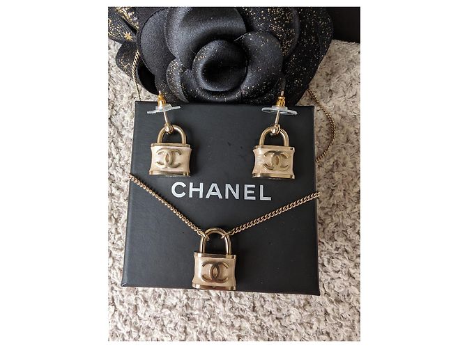 Chanel Set di orecchini e collana con lucchetto rosa iridescente CC B18P, con scatola. - vista 7