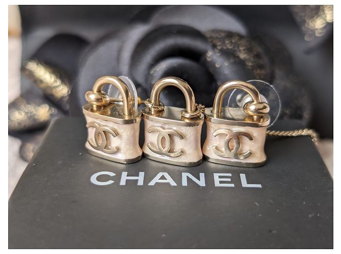 Chanel Set di orecchini e collana con lucchetto rosa iridescente CC B18P, con scatola. - vista 9