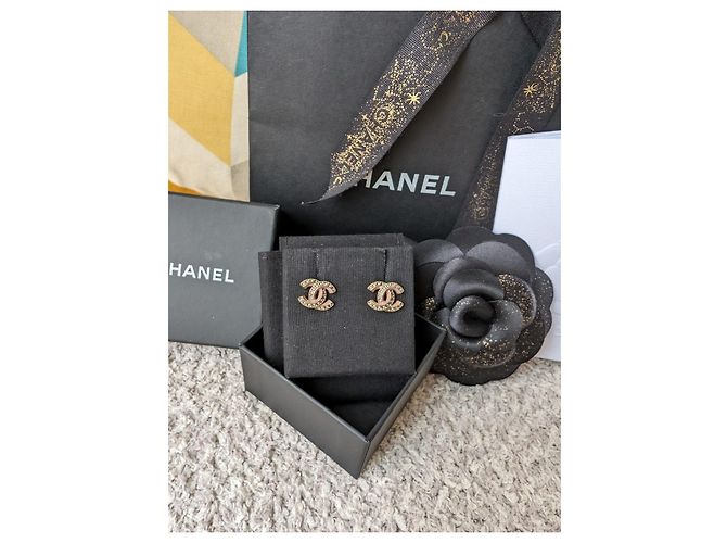 Chanel Conjunto de collar y pendientes de perlas con esmalte rosa y herrajes dorados de la marca CC A19S en caja. - vista 10