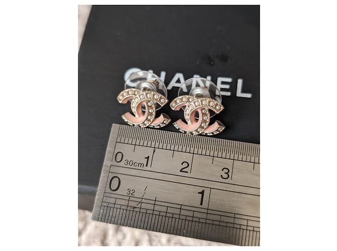 Chanel Conjunto de collar y pendientes de perlas con esmalte rosa y herrajes dorados de la marca CC A19S en caja. - vista 11