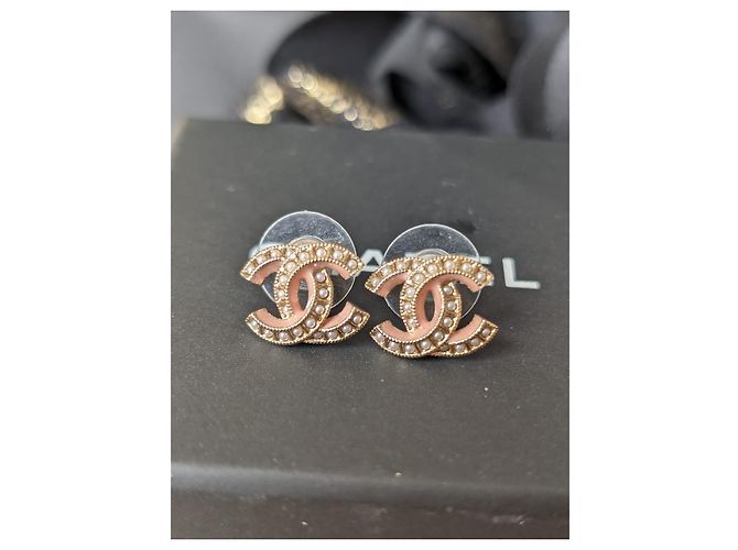 Chanel Conjunto de collar y pendientes de perlas con esmalte rosa y herrajes dorados de la marca CC A19S en caja. - vista 12