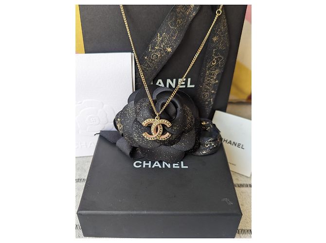 Chanel Conjunto de collar y pendientes de perlas con esmalte rosa y herrajes dorados de la marca CC A19S en caja. - vista 13