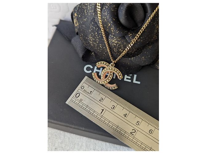 Chanel Conjunto de collar y pendientes de perlas con esmalte rosa y herrajes dorados de la marca CC A19S en caja. - vista 14