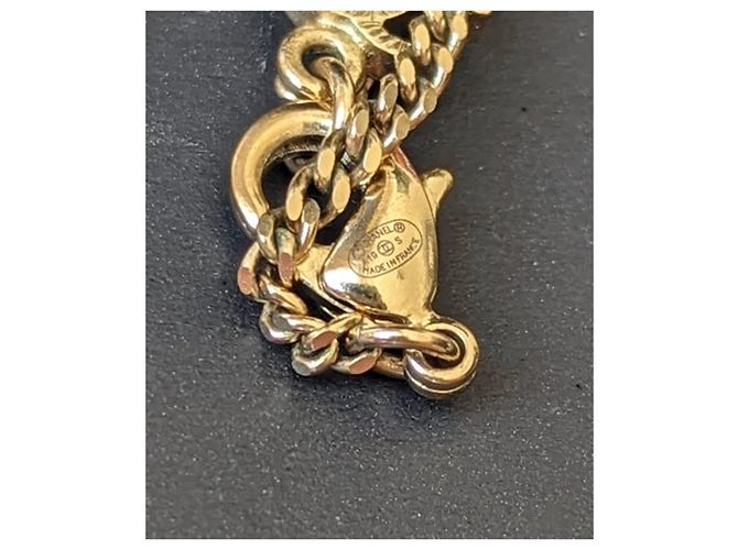 Chanel Conjunto de collar y pendientes de perlas con esmalte rosa y herrajes dorados de la marca CC A19S en caja. - vista 15