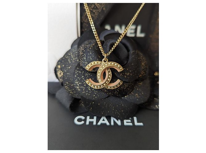 Chanel Conjunto de collar y pendientes de perlas con esmalte rosa y herrajes dorados de la marca CC A19S en caja. - vista 16