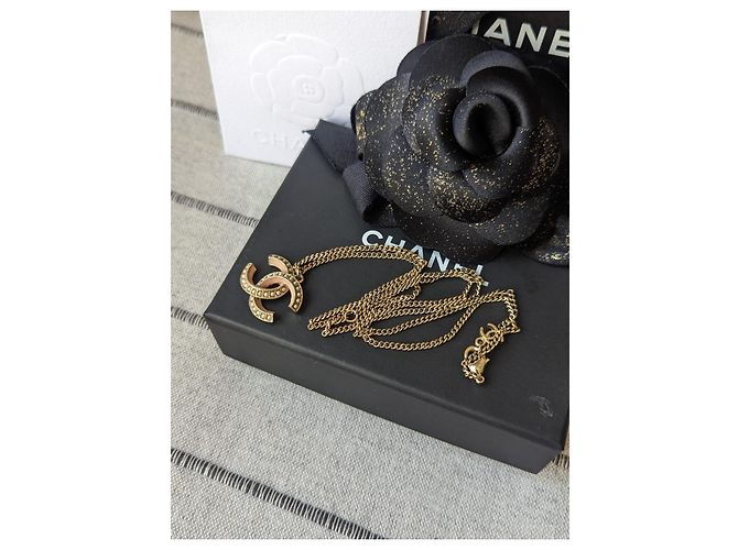 Chanel Conjunto de collar y pendientes de perlas con esmalte rosa y herrajes dorados de la marca CC A19S en caja. - vista 17