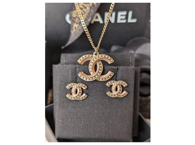 Chanel Conjunto de collar y pendientes de perlas con esmalte rosa y herrajes dorados de la marca CC A19S en caja. - vista 2