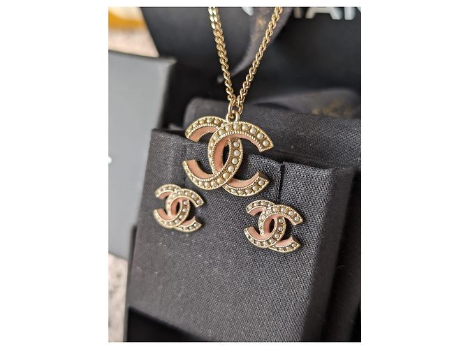 Chanel Conjunto de collar y pendientes de perlas con esmalte rosa y herrajes dorados de la marca CC A19S en caja. - vista 3