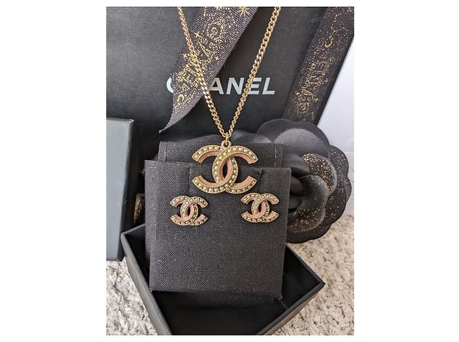 Chanel Conjunto de collar y pendientes de perlas con esmalte rosa y herrajes dorados de la marca CC A19S en caja. - vista 4