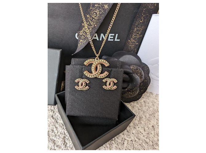 Chanel Conjunto de collar y pendientes de perlas con esmalte rosa y herrajes dorados de la marca CC A19S en caja. - vista 5