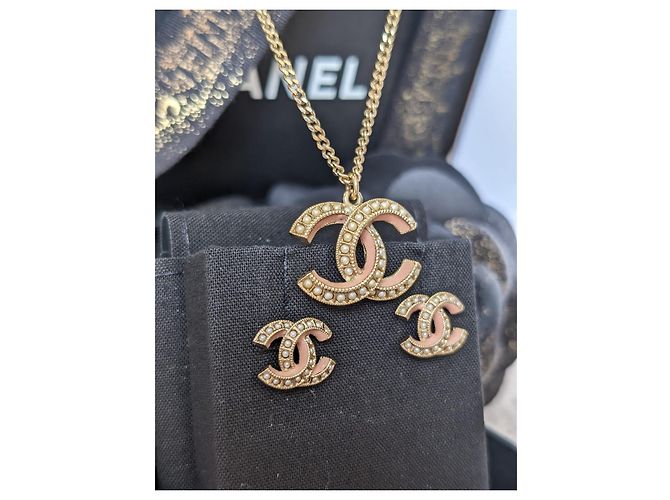 Chanel Conjunto de collar y pendientes de perlas con esmalte rosa y herrajes dorados de la marca CC A19S en caja. - vista 6