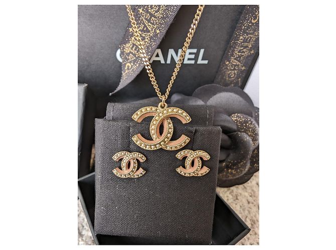 Chanel Conjunto de collar y pendientes de perlas con esmalte rosa y herrajes dorados de la marca CC A19S en caja. - vista 7
