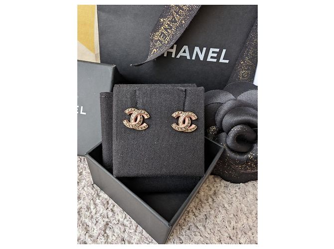 Chanel Conjunto de collar y pendientes de perlas con esmalte rosa y herrajes dorados de la marca CC A19S en caja. - vista 8