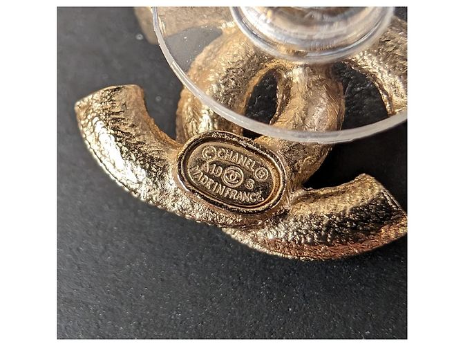 Chanel Conjunto de collar y pendientes de perlas con esmalte rosa y herrajes dorados de la marca CC A19S en caja. - vista 9