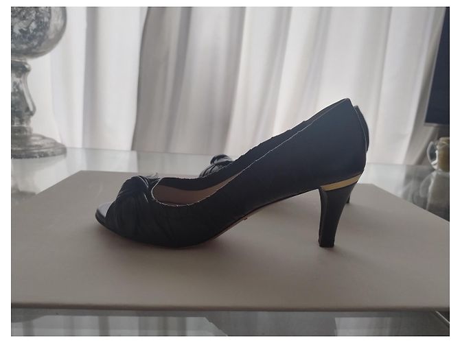 Décolleté Prada a punta aperta in pelle goffrata nera Nero - vista 2