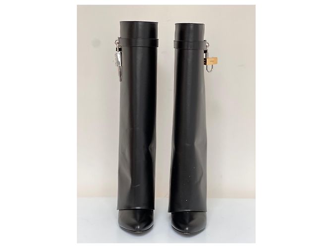 Botas Givenchy Shark Lock de cuero con corte amplio. Negro - vista 4