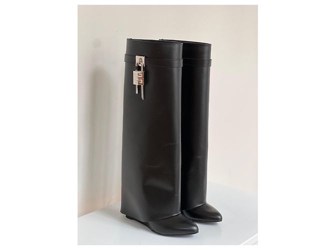 Botas Givenchy Shark Lock de cuero con corte amplio. Negro - vista 5