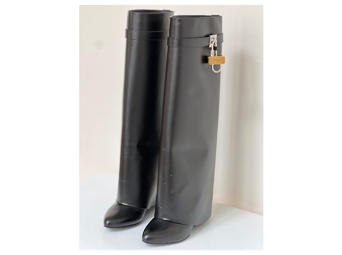 Botas Givenchy Shark Lock de cuero con corte amplio. Negro - vista 6